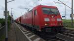 185 293-8	(91 80 6185 293-8 D-DB) durchf�hrt mit einem Sch�ttgutwagenzug denn Bahnhof Ovelg�nne.