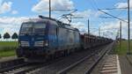 383 014-8	(91 54 7383 014-8 CZ-ČDC) [Franti�ek Anton�n Gerstner (1796-1840)]
durchf�hrt mit leeren Autotransportwagenzug Ovelg�nne.